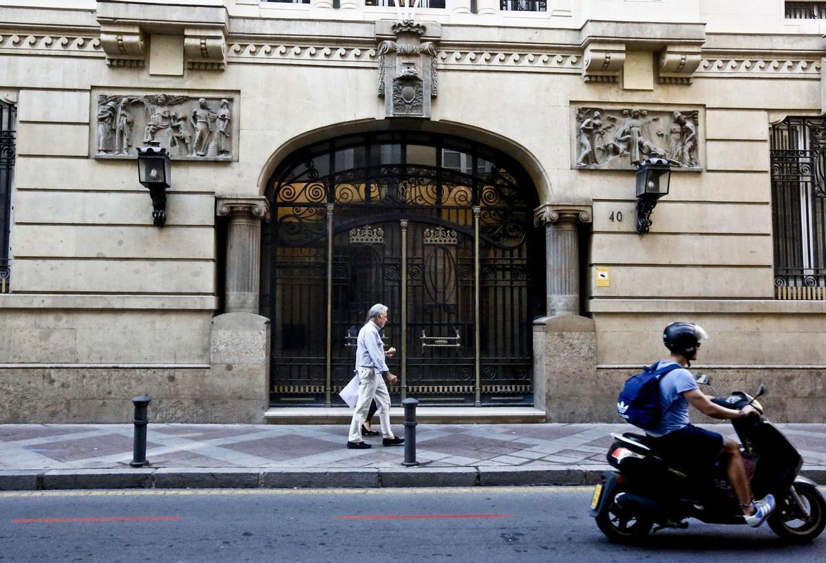 El edificio del Sabadell de la calle San Fernando, que dejará de ser ocupado por la UA este verano