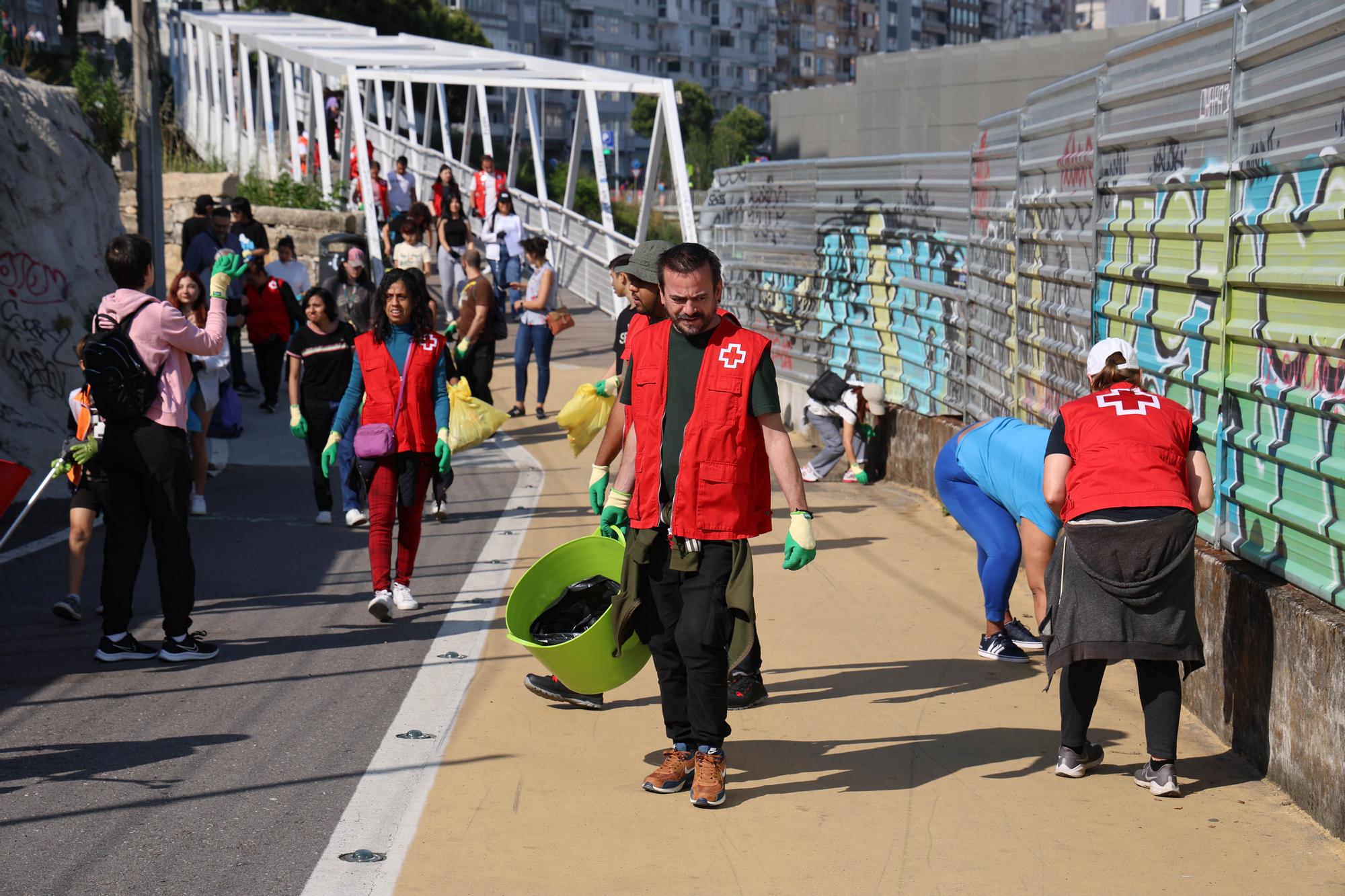 Voluntarios de Cruz Roja recogen basura en la Vía Verde