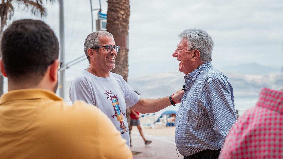 Imagen de la presentación de este sábado llevada a cabo por Pedro Quevedo, de Nueva Canarias, en la playa de Las Canteras.