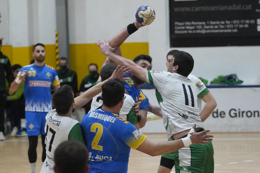 Empat en el derbi gironí d''handbol.