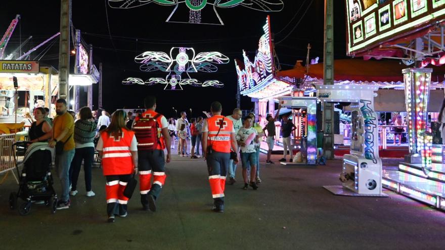 Cruz Roja atiende a un herido en una reyerta y una intoxicación por alcohol en la feria de  Badajoz