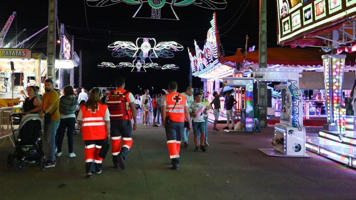 Miembros de Cruz Roja durante una de las noches en el ferial