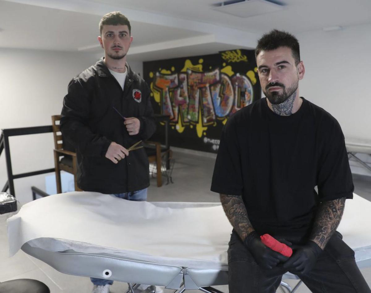 Mario Cuervo y Poldo Fernández, en la planta donde se hacen los tatuajes. | Luisma Murias