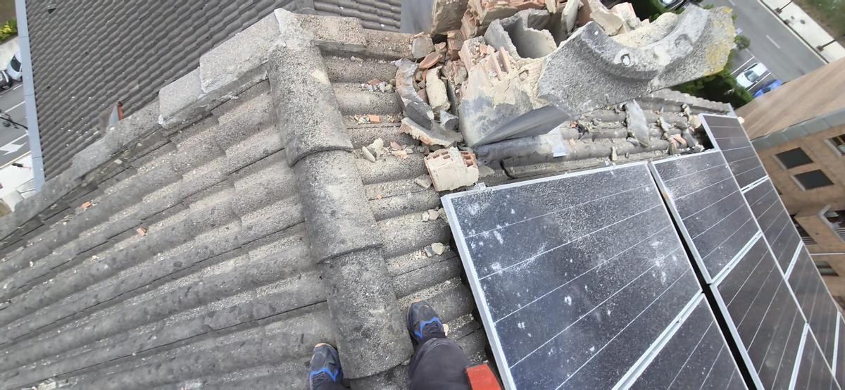 Así quedó la chimenea y el tejado del edificio tras el impacto del rayo.