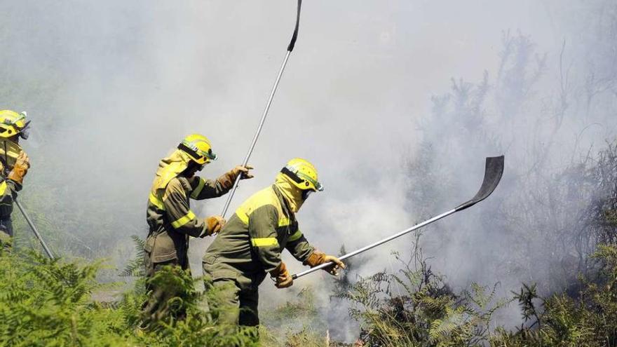 Brigadistas, ayer, durante las labores de extinción en el incendio de Lebozán que se reavivó. // Bernabé/Javier Lalín