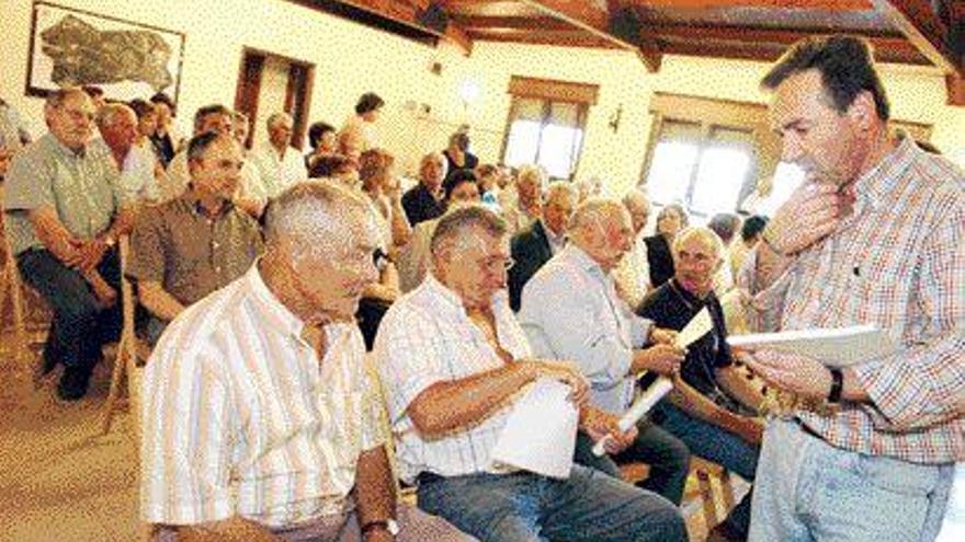 Un momento de la asamblea celebrada ayer en Santa Cristina de Cobres-Vilaboa. / GUSTAVO SANTOS