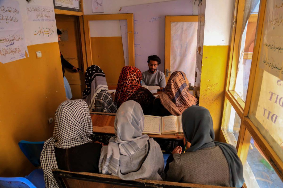 Una escuela gratuita recibe a las mujeres en Kabul, expulsadas por los talibanes