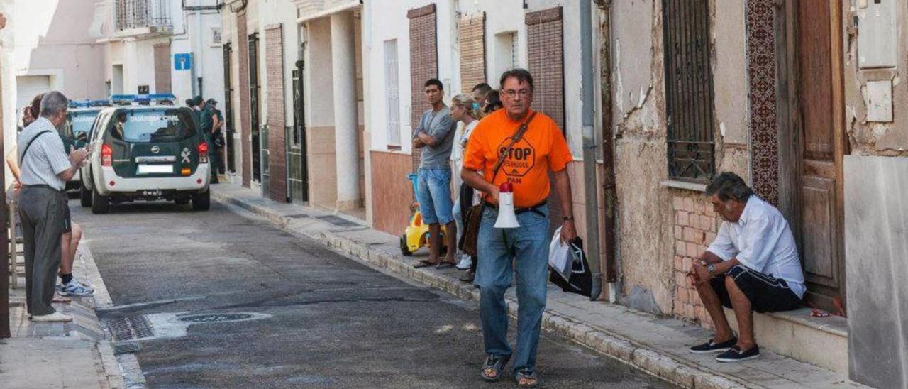 Cogollos, con un megáfono en la mano, durante una concentración para parar un desahucio. | LEVANTE-EMV