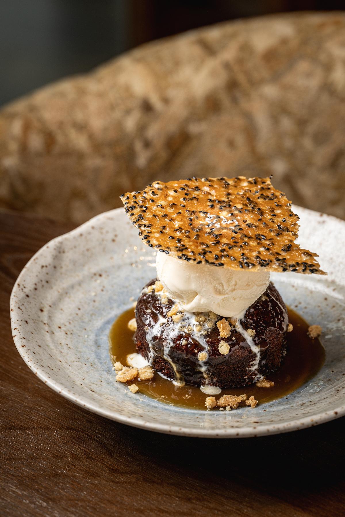 Es una entrada bastante coherente para un menú de mediodía: platos con sabor, con personalidad y lo suficientemente ligeros como para dejar espacio a unos principales que, según Li-Onna, quieren seguir poniendo el foco en lo importante: la calidad de la proteína. Pescado, carne y sushi para una comida completa