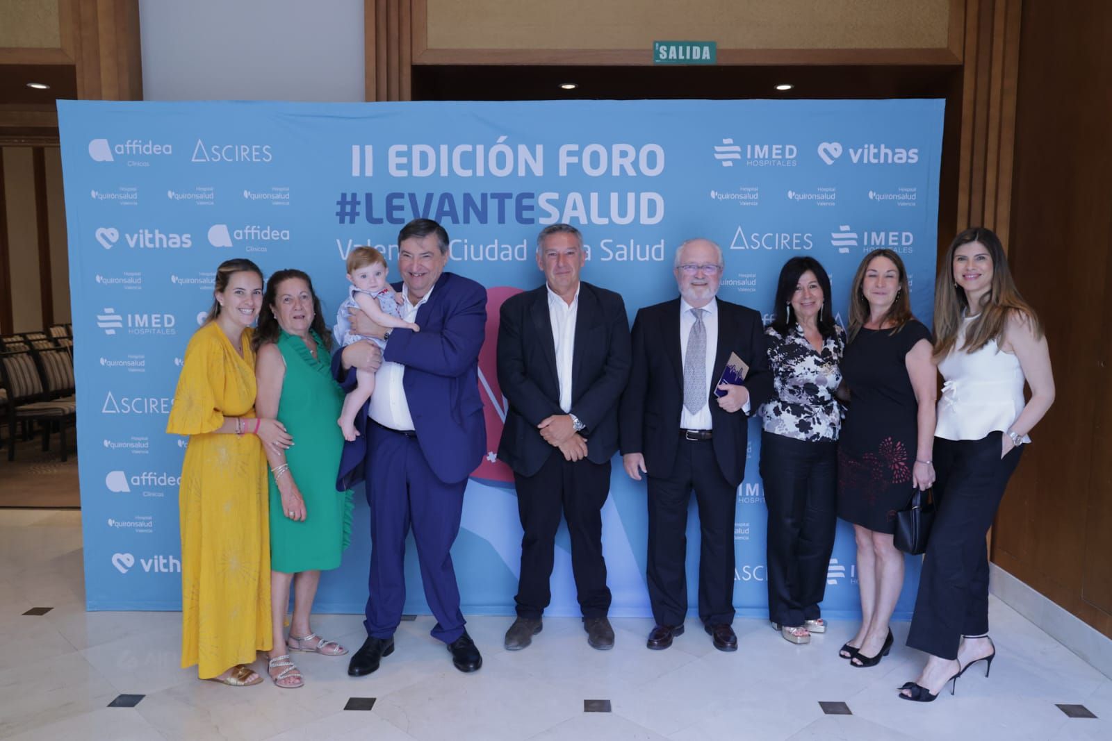 El Dr. Alfonso Vega, junto a Manuel Clemente, gerente de Leleman y familiares.jpg