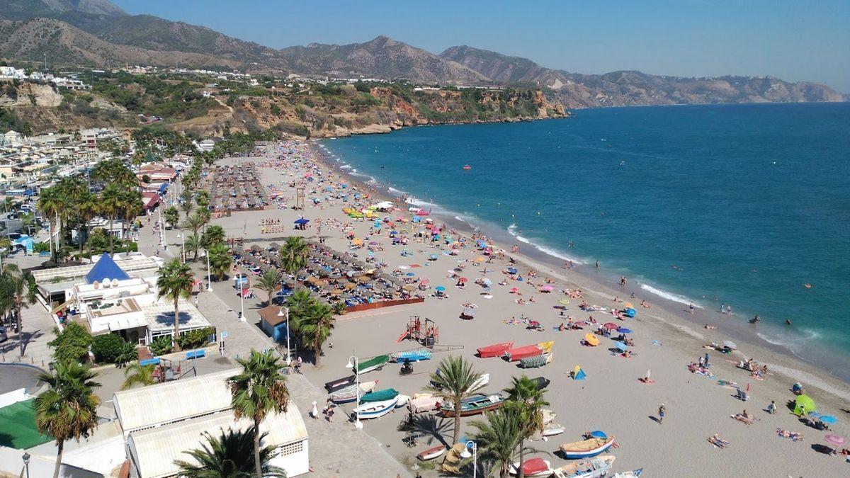 Panorámica de la playa de Burriana, en Nerja