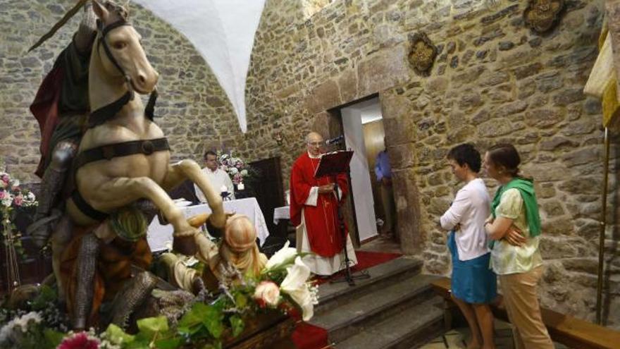 El párroco Abundio Martínez Malagón, durante la misa de ayer, con la imagen de Santiago Apóstol en primer término.