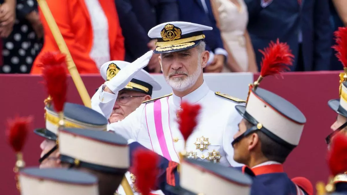 La reacción del rey Felipe VI tras la caída de la bandera en el Día de las Fuerzas Armadas