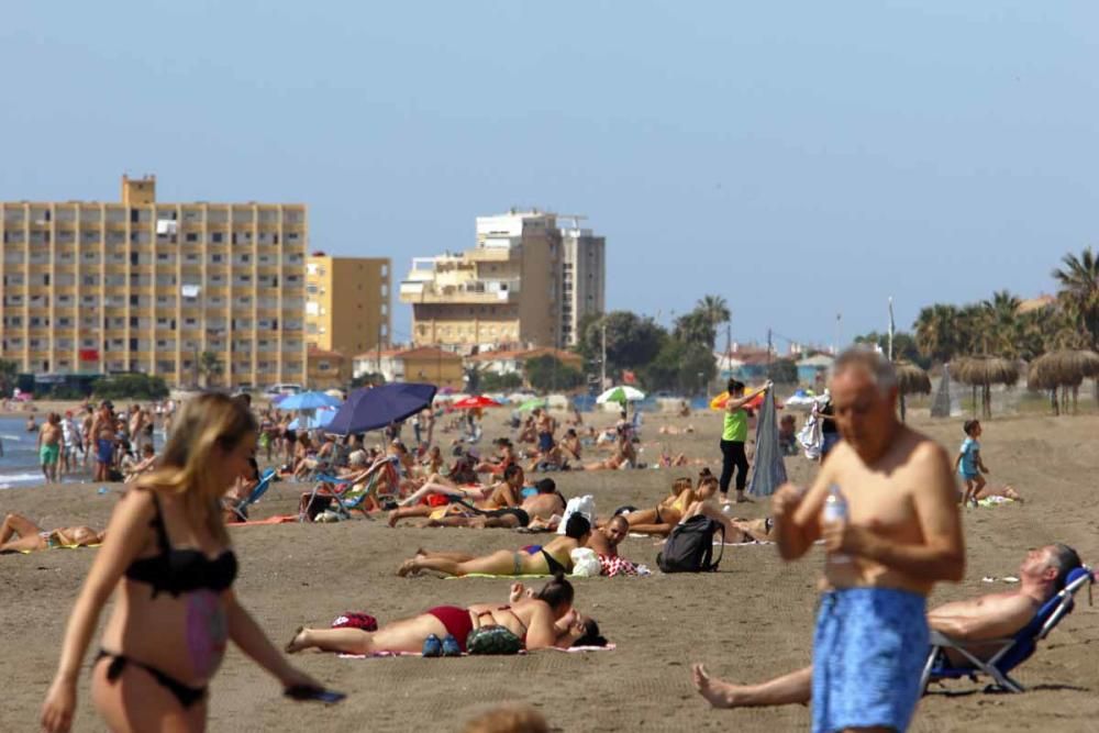 Los malagueños se lanzan a la playa