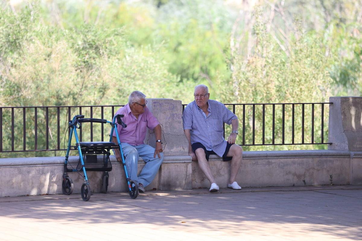 Cordoba, jubilados, pensionistas, ancianos en lugares públicos