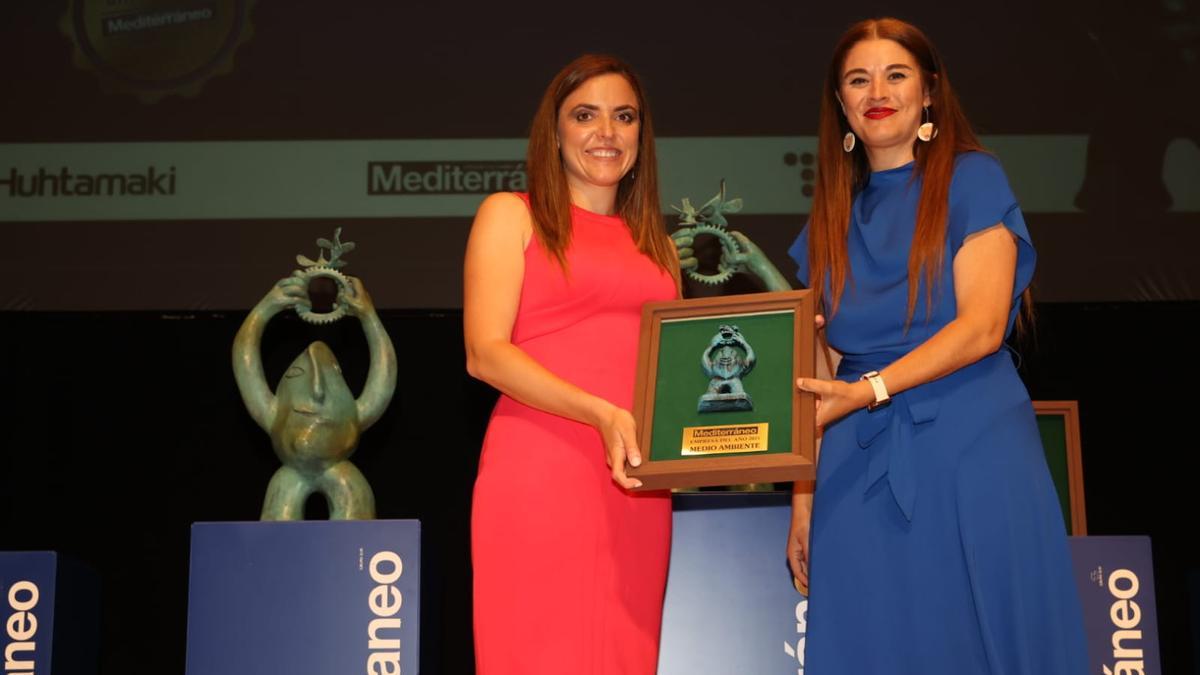 Elektrosol recoge el premio de manos de la consellera de Agricultura, Desarrollo Rural, Emergencia Climática y Transición Ecológica, Mireia Mollà.