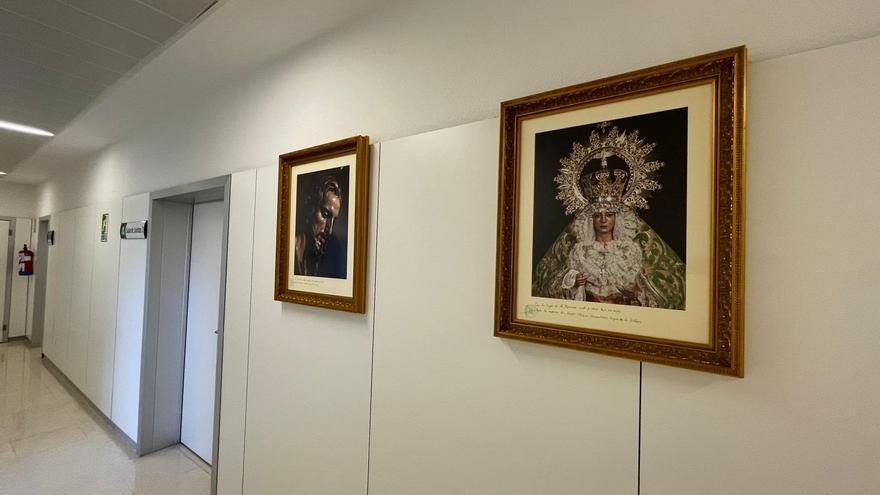 Los cuadros del Nazareno del Paso y de la Virgen de la Esperanza, en la galería del pabellón de Gobierno del Clínico