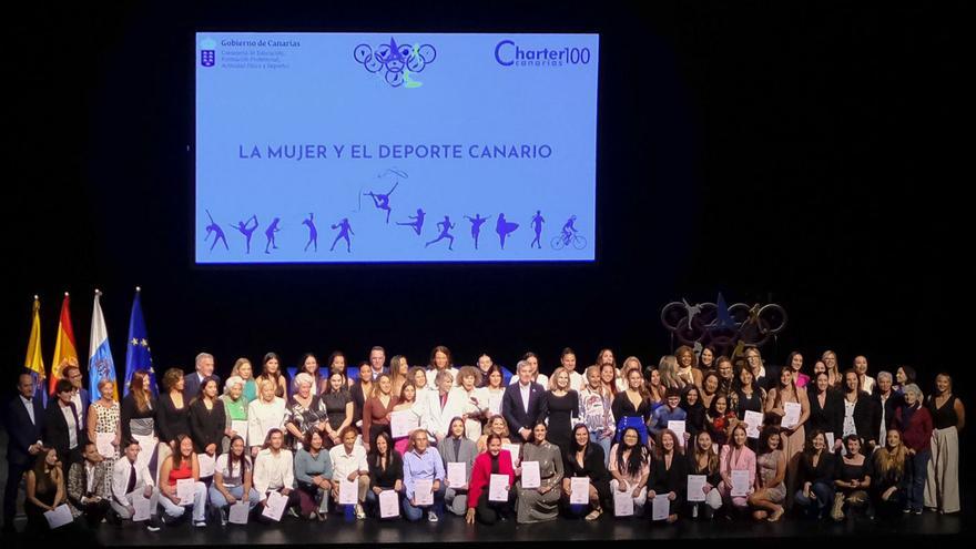 Foto de familia de la primera edición de la Gala de la Mujer y el Deporte el año pasado. |