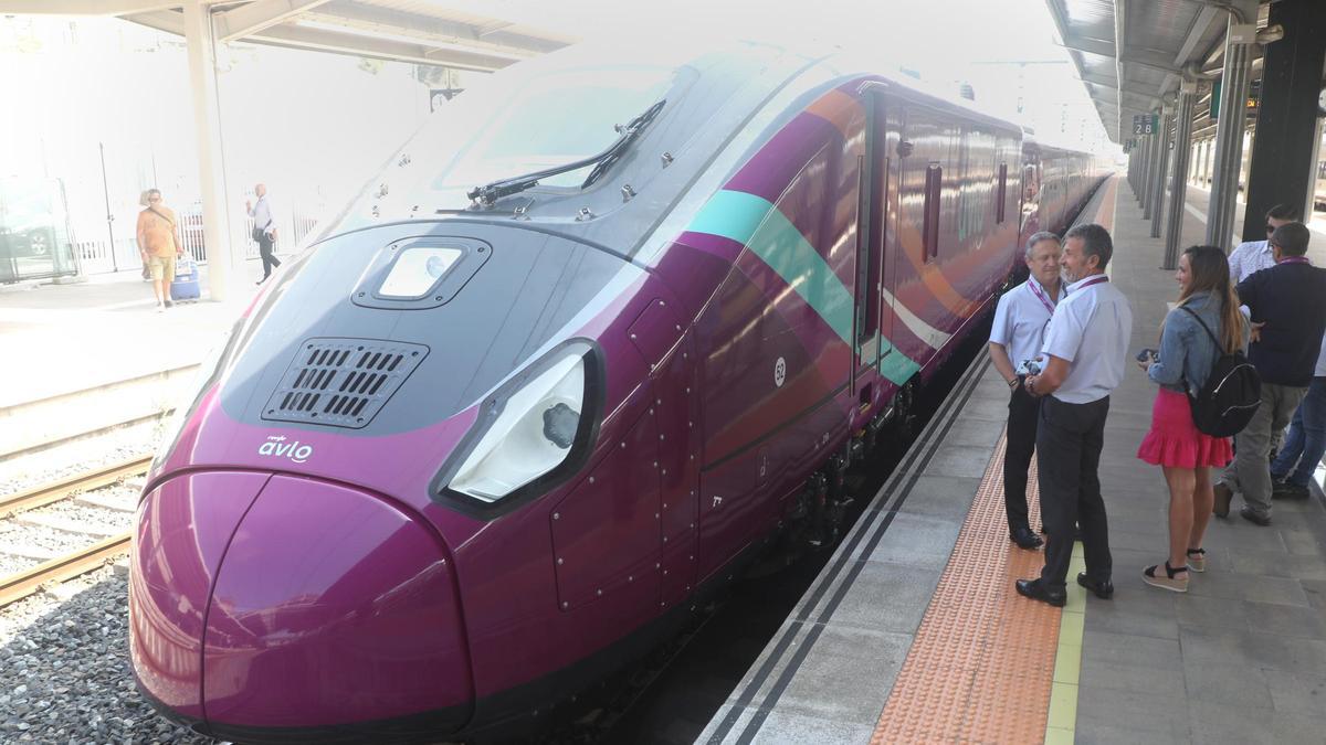 El tren Avlo, este martes, en Santiago.
