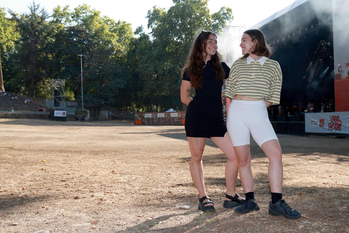 Sara Faro (esda.) e María Soa (dta.), vocalistas de Fillas de Cassandra.