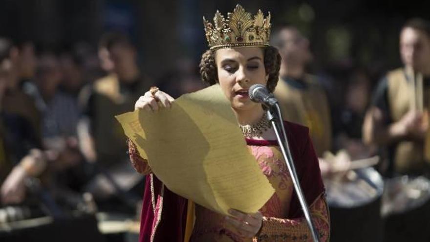 Marina Redó dando lectura al escrito en el que pide al rey los privilegios de Castelló.