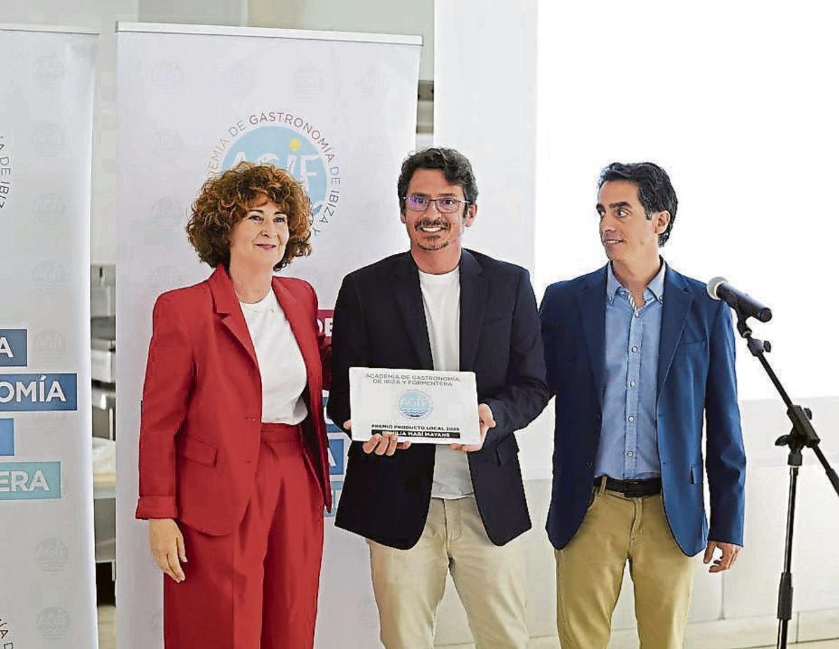 Pepita Costa presented the award to Carlos and Bartolomé Marí Mayans.