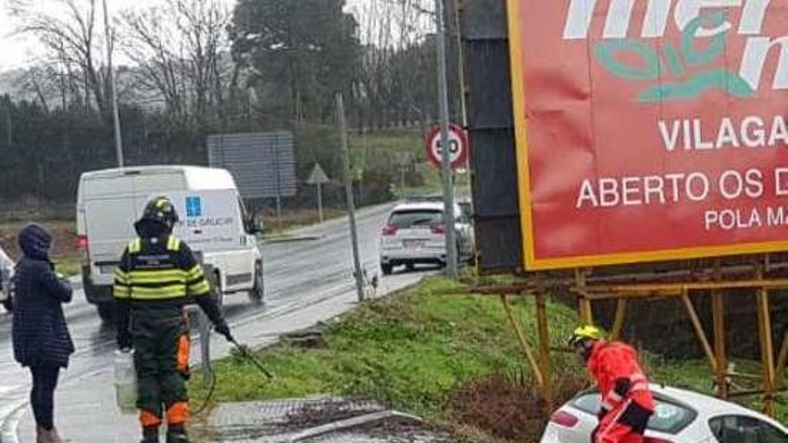 Un coche se cae por un terraplén en la rotonda de Larsa