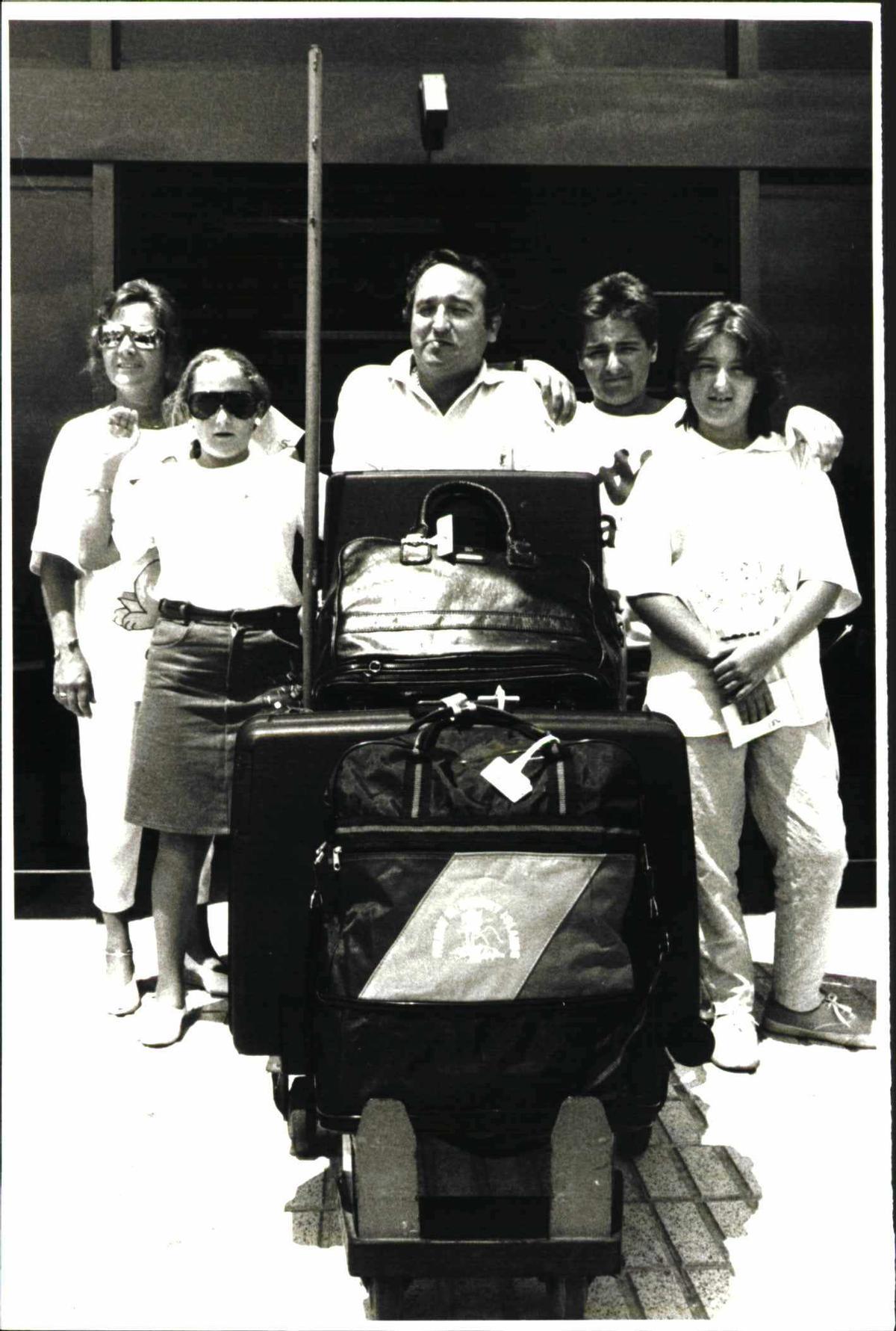 Fernando Esteso llega al aeropuerto de Palma con su familia.