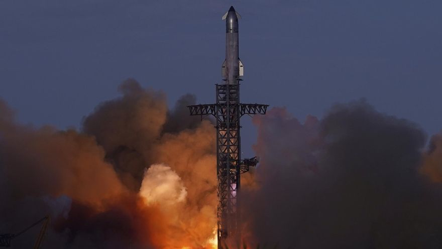 SpaceX lanza con éxito al espacio el megacohete con el que Musk sueña llevar la humanidad a Marte