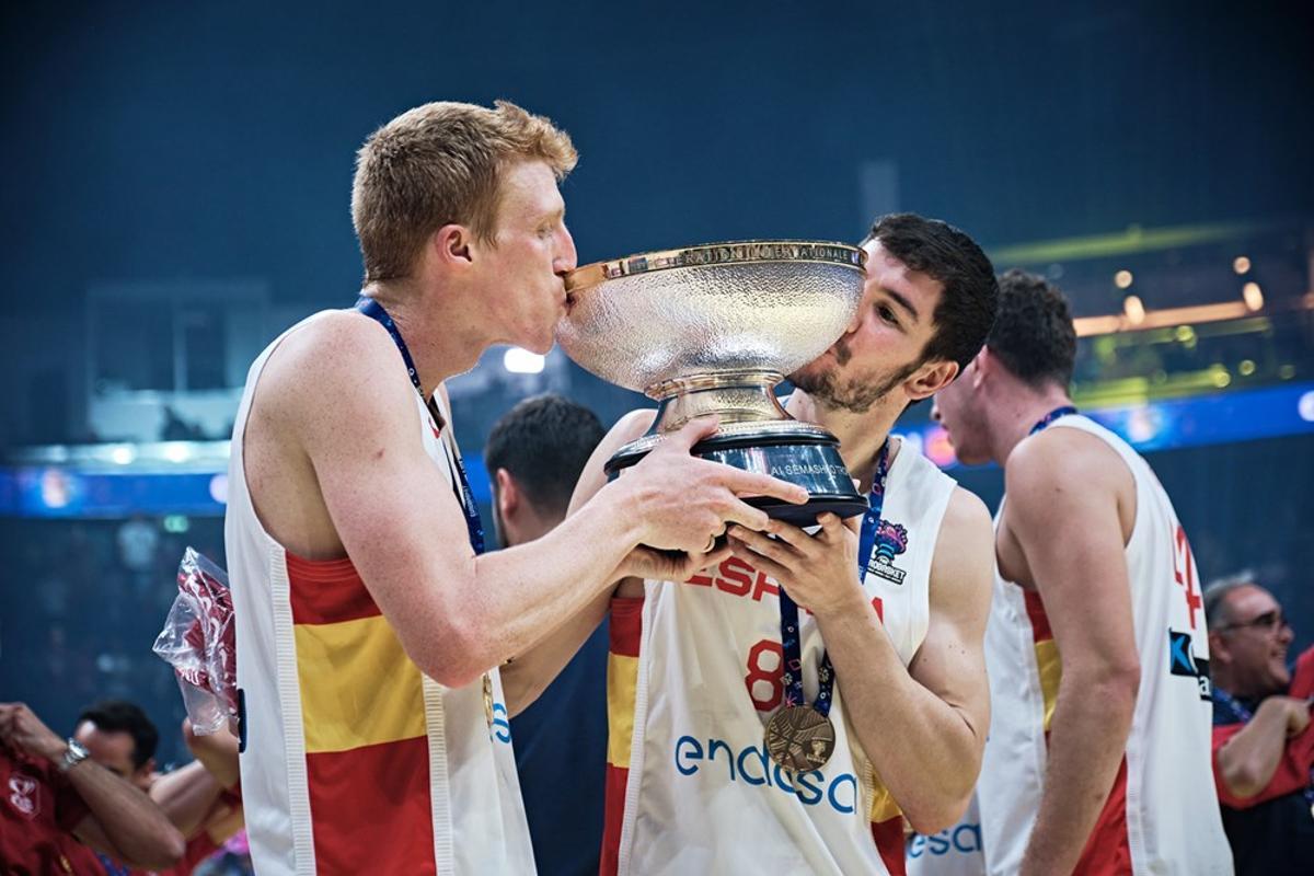 Alberto Díaz y Darío Brizuela, jugadores del Unicaja, con el título del Eurobasket.