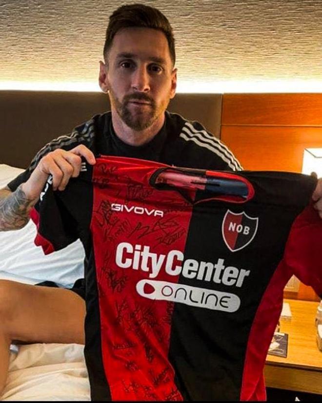 Messi posó con la camiseta de Newells al empezar sus vacaciones