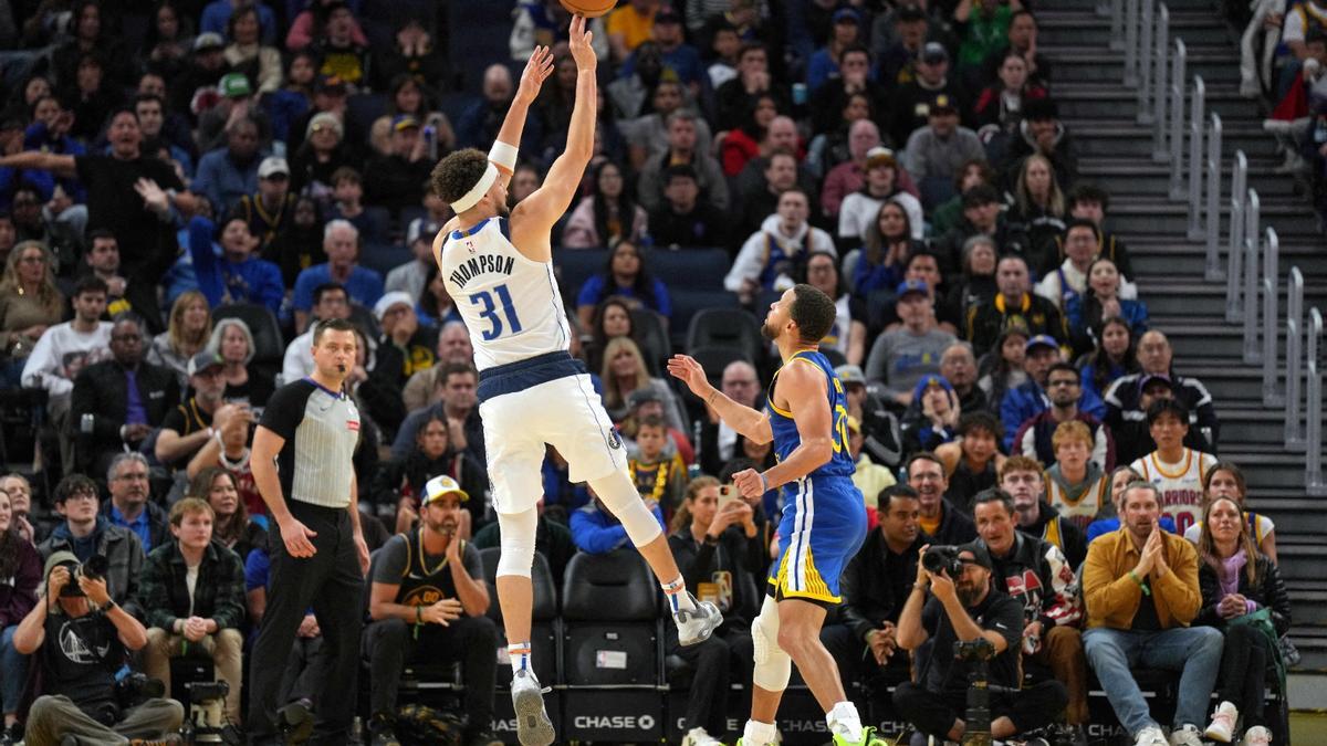 Thompson lanza ante Curry, la pasada madrugada.