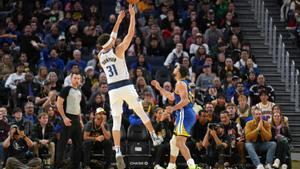 Thompson lanza ante Curry, la pasada madrugada.