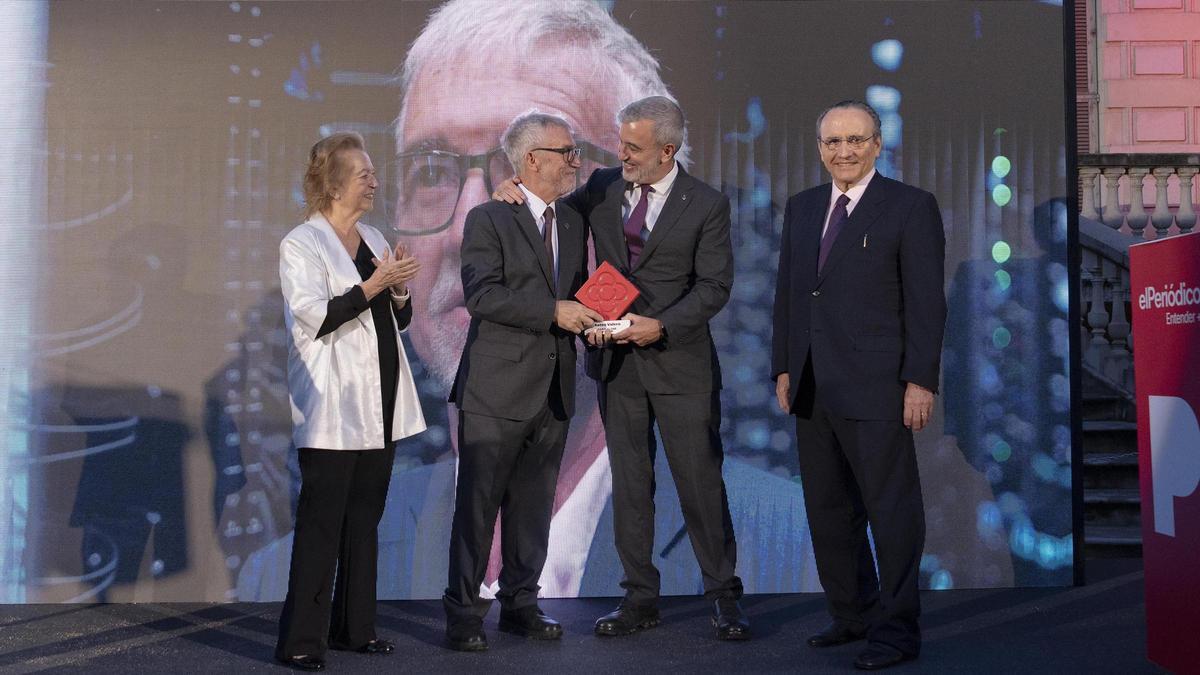 Mateo Valero, director del Barcelona Supercomputing Center, recoge el premio de Barceloní de lAny de manos de Jaume Collboni, alcalde de Barcelona. Les acompañan Javier Moll, presidente de Prensa Ibérica, y Arantza Sarasola, vicepresidenta de Prensa Ibérica.