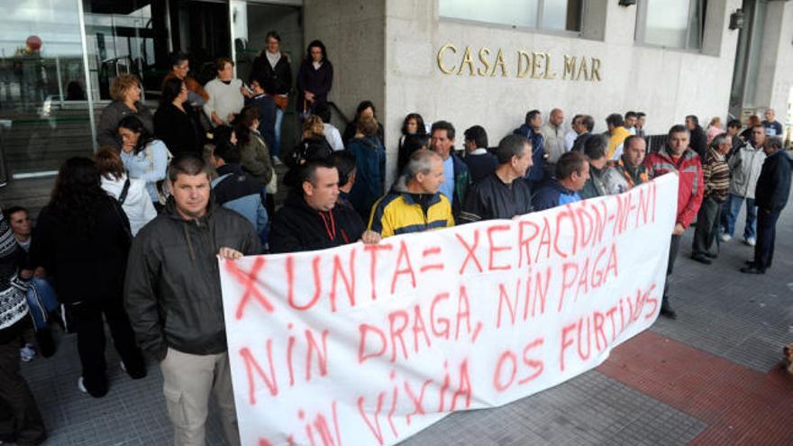 Mariscadores de O Burgo protestan ante la Casa del Mar.