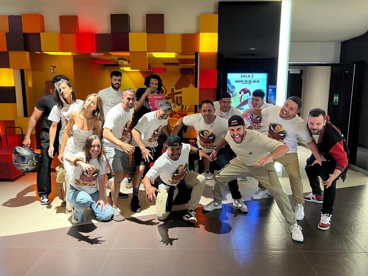 Ramos, junto con sus amigos, antes de entrar a ver la película en el Centro Comercial Los Alisios.