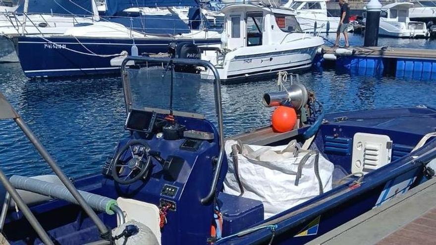 Remolcan hasta Vigo a una lancha que quedó a la deriva en medio de la ría