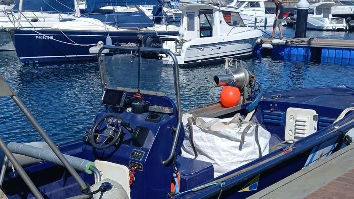 En primer término, la embarcación de Gardacostas que rescató a la lancha «Thor», al fondo, atracada en los pantalanes del Náutico de Vigo.