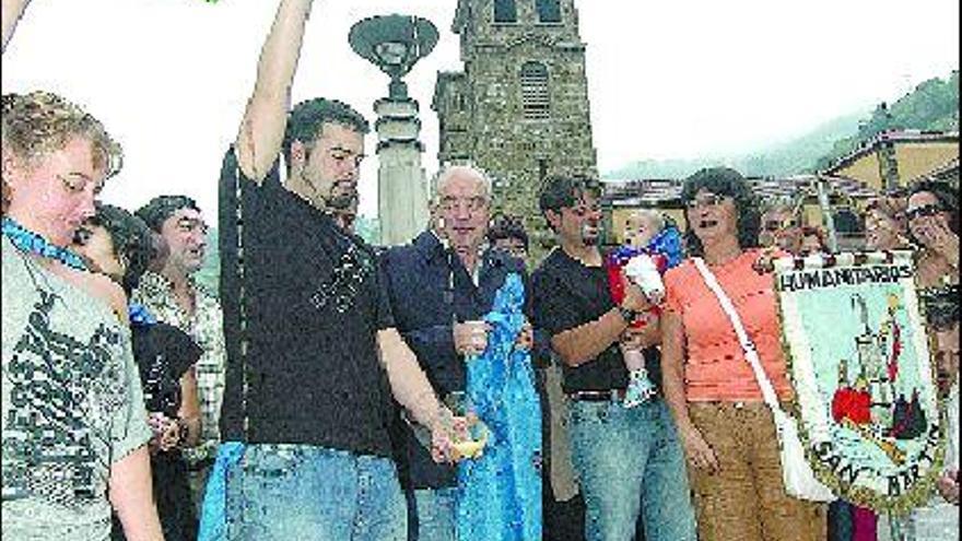 Socios de Los Humanitarios de San Martín, celebrando el premio «Pueblo ejemplar» de Asturias.