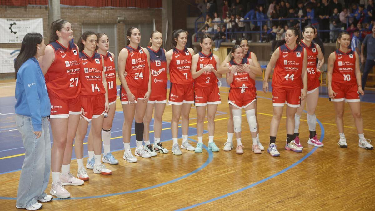 Las jugadoras de Maristas, sobre la pista después del partido contra el Ibaizabal.