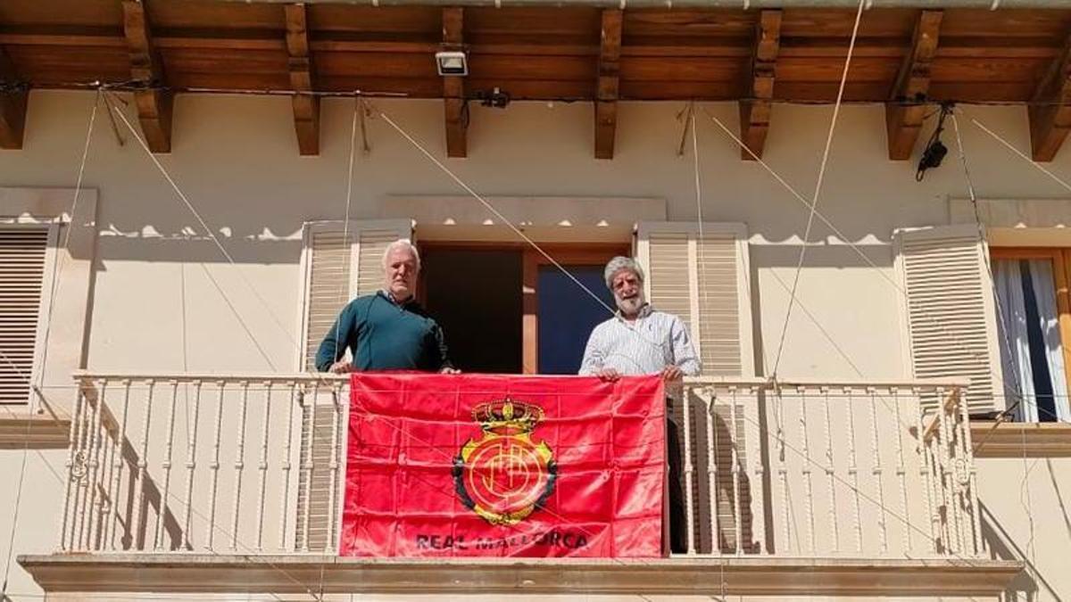 Jaume Pujol, presidente de la Penya Galilea, y Miquel Estirades, regidor de Puigpunyent, posan en el consistorio con la bandera del Mallorca.