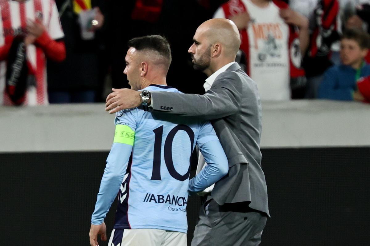 Claudio Giraldez (D) consuela a Iago Aspas, tras el partido de ida de los cuartos de final de la Liga Europa ant el Friburgo.