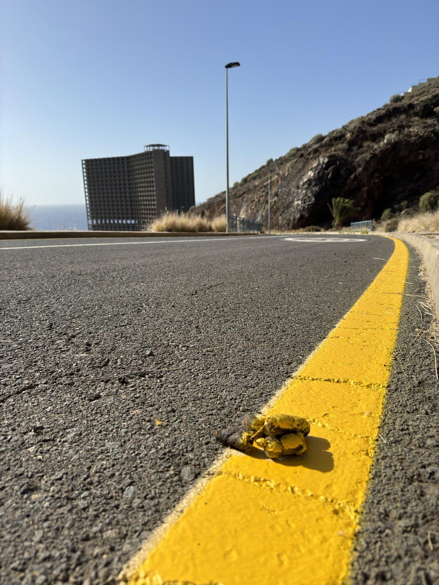 Así 'pintan' las líneas en una carretera de Tenerife