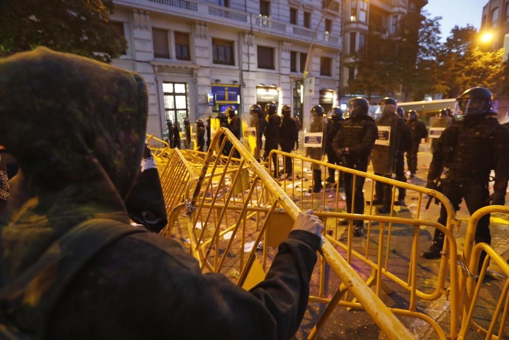 1-O a Girona: Multitudinària manifestació davant la subdelegació del Govern