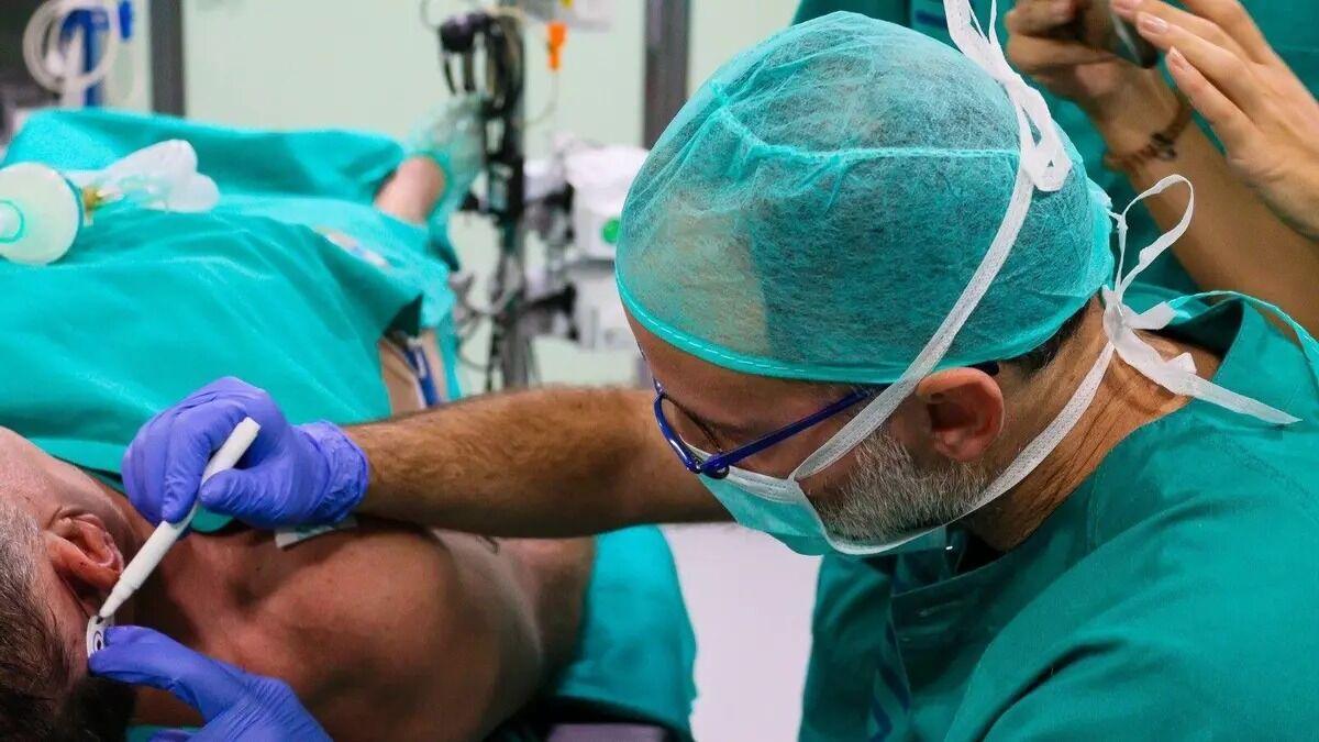 Un médico realiza un transplante en un hospital público de Málaga