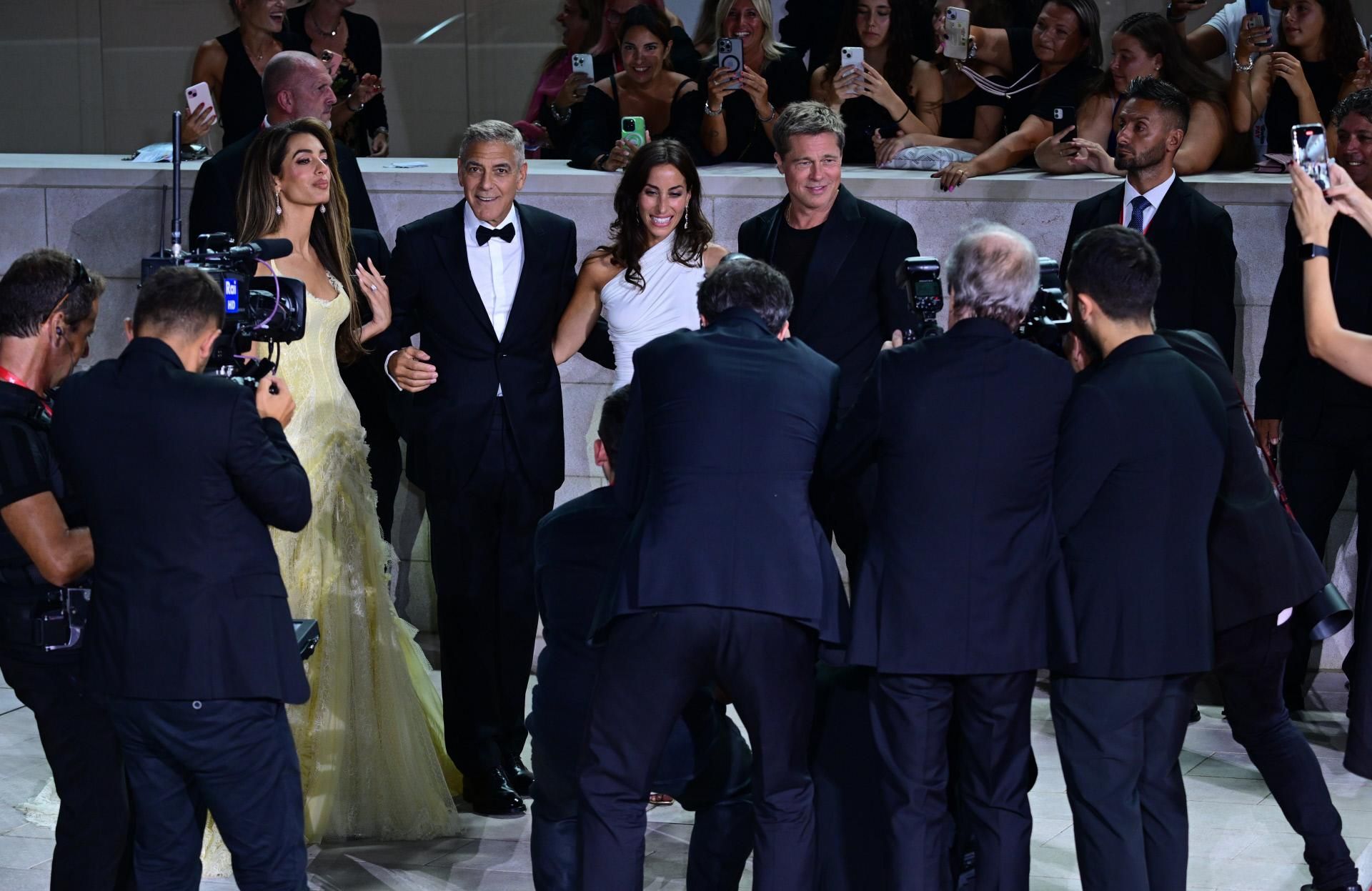 George Clooney con su mujer, y Brad Pitt con su nueva novia