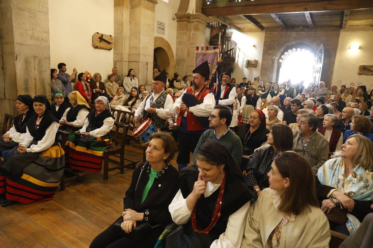 La procesión del Cristo de la Abadía de Cenero, en imágenes