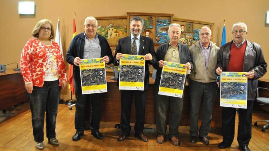 Rosario González, tesorera de Peña Furada; José Luis Pérez Parrondo, edil de Deportes; Ignacio García Palacios; Juan Rionda; José Santos, y Raimundo González, presidente de la Agrupación de Montañeros Veteranos, ayer, en Navia.