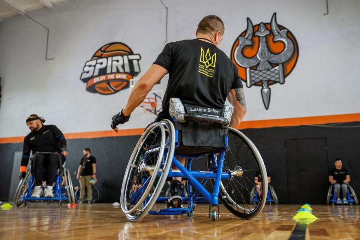 Ex-soldados ucranianos heridos, se recuperan jugando a baloncesto en silla de ruedas