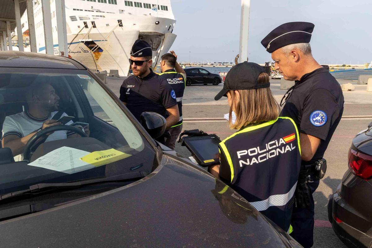 España y Francia colaboran para frenar el tráfico de vehículos robados en ferrys hacia Argelia desde Alicante España y Francia colaboran para frenar el tráfico de vehículos robados en ferrys hacia Argelia desde Alicante